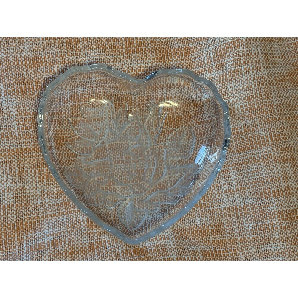 Stufio Nova Winter Rose Crystal Heart Shaped Embossed Rose Candy Dish Table
